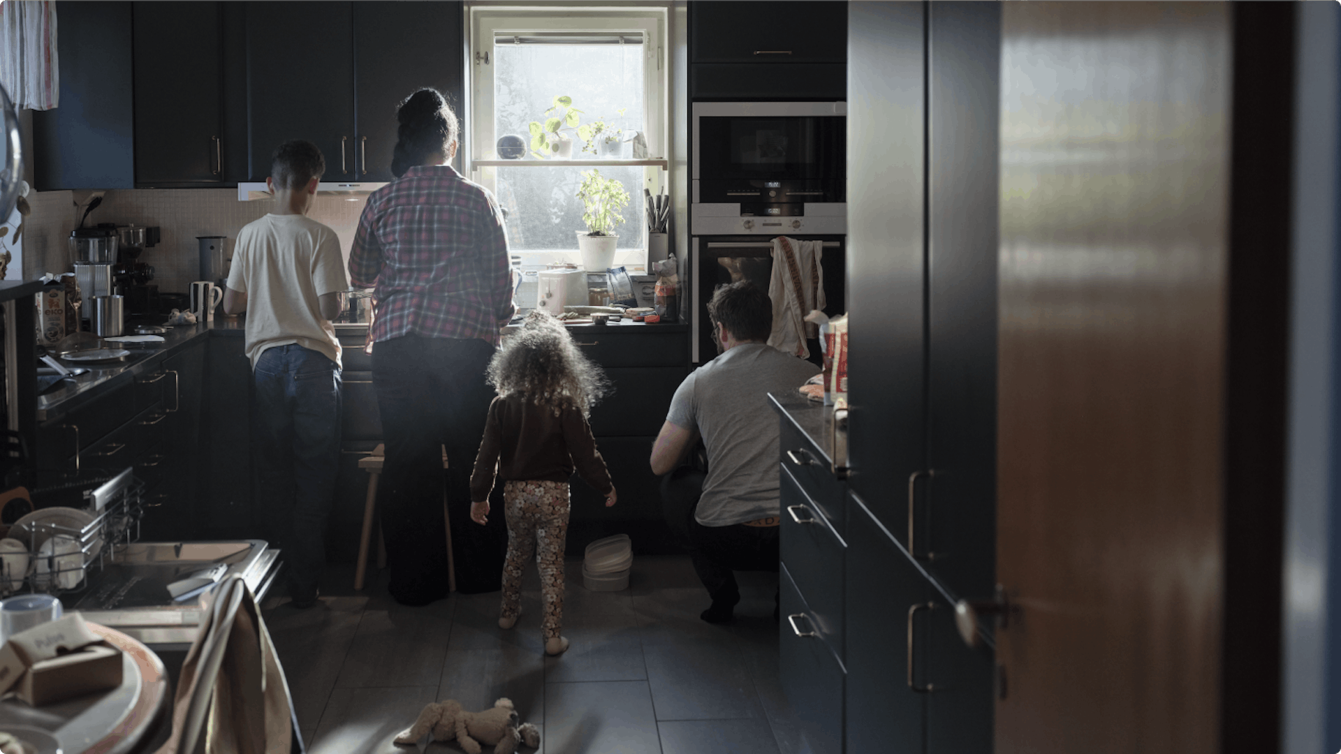 Magazine header - Family in kitchen