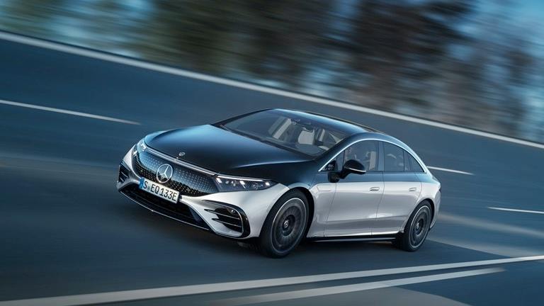Mercedes Benz EQS hard rijdend op snelweg