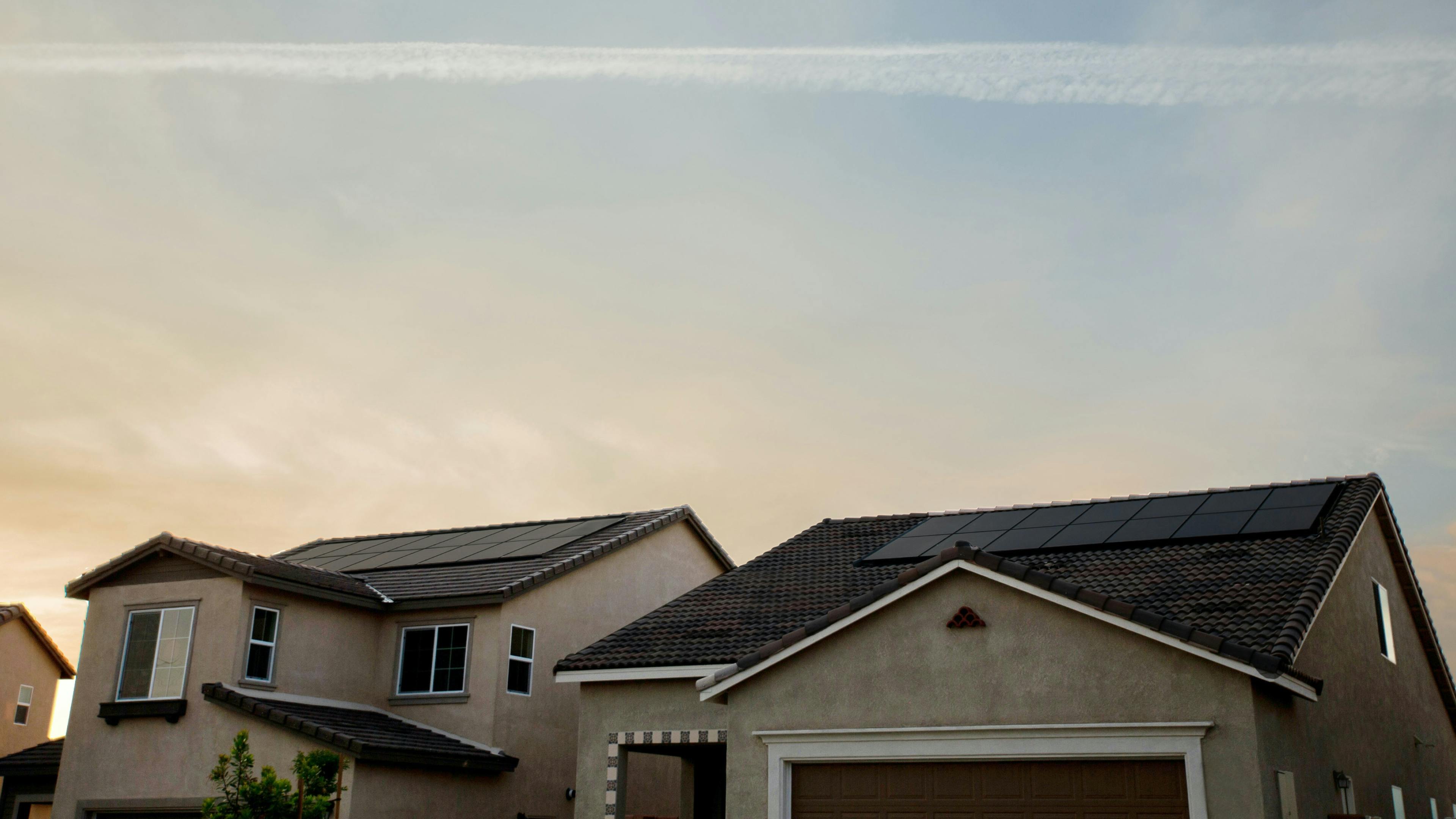 Haus in Wohnsiedlung mit Solaranlage