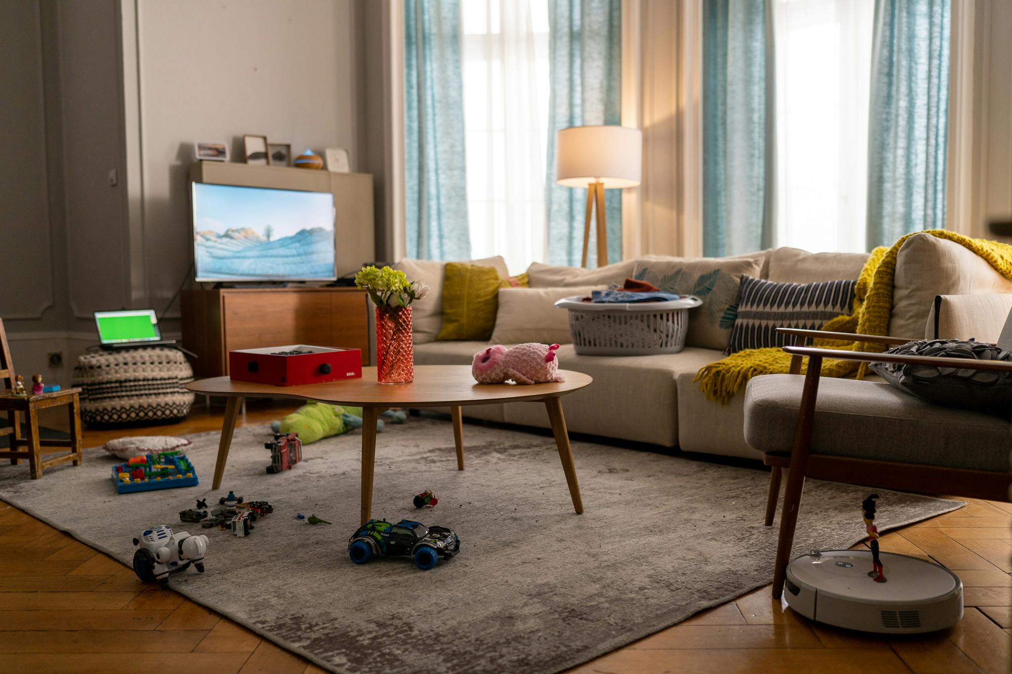 Familie im Wohnzimmer