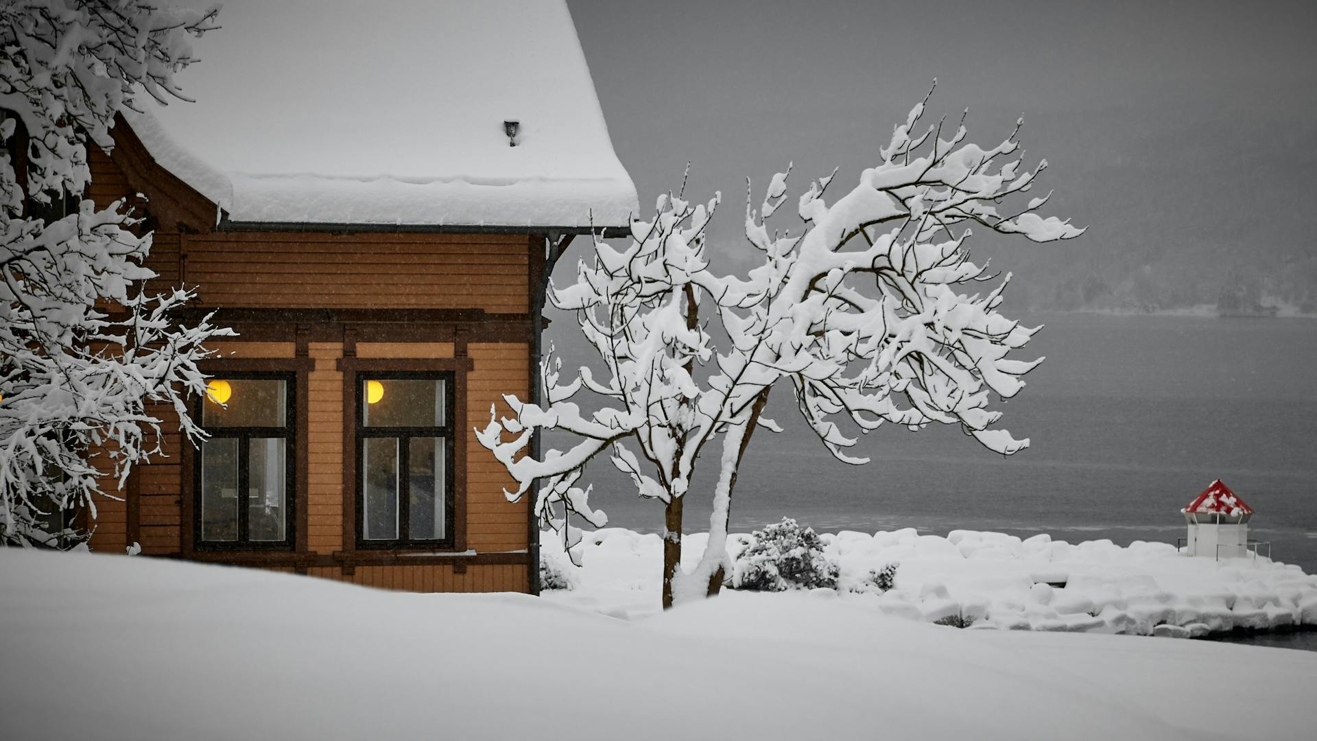 house-in-winter-16:9