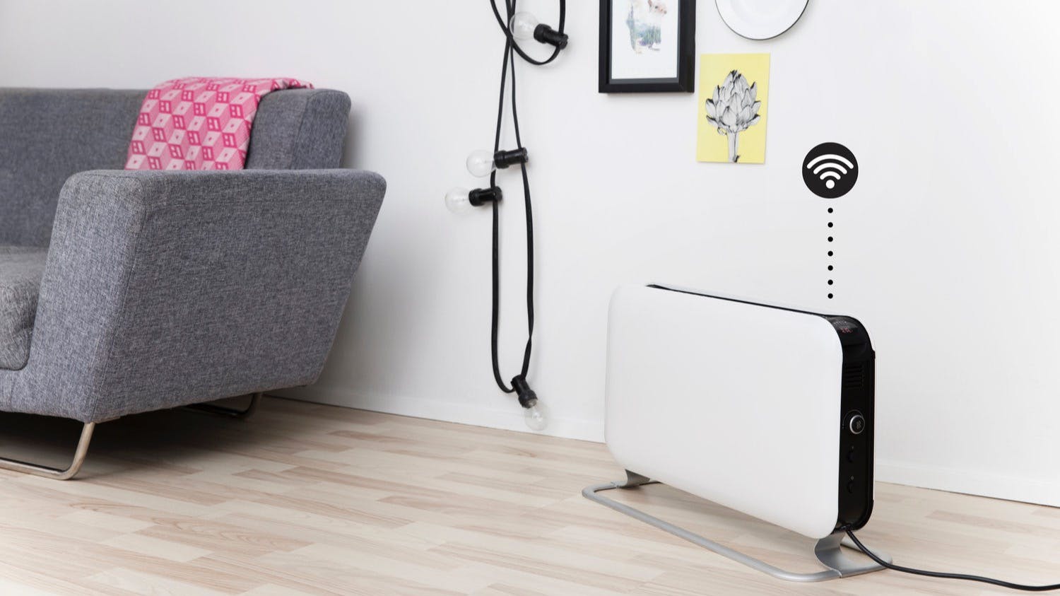 En Mill Gulvovn står til høyre for en grå sofa i en koselig stue.